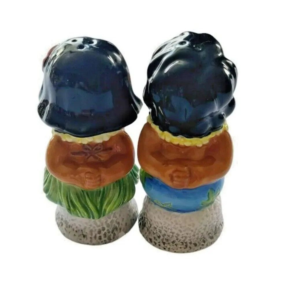 Hawaii Kissing Boy and Girl Salt‎ and Pepper Shaker